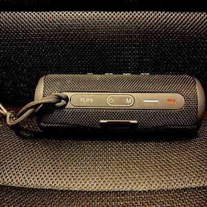 Flip6 Bluetooth speaker, works as it should. Just don’t have charger.
